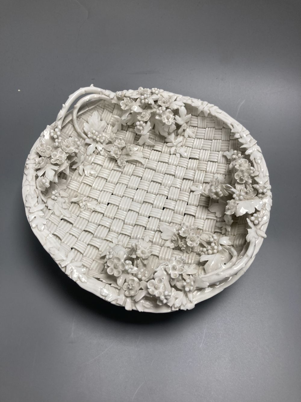 A Derby Sampson Hancock basket of weaved design white glazed, diameter 21.5cm